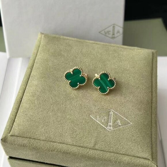 Van Cleef & Arpels Gold and mother of pearl Clover Earrings - Picture 2 of 5